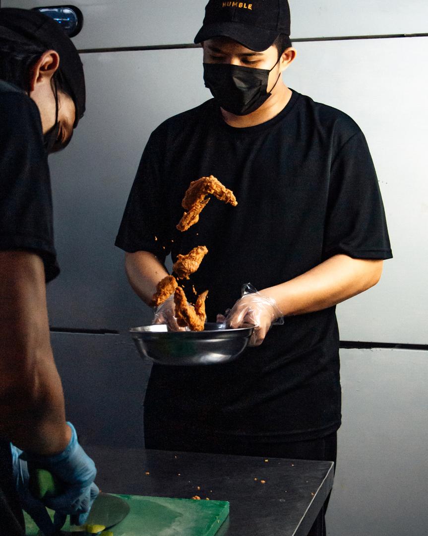 Team dapur Humble Bangi menyediakan chicken wings segar
